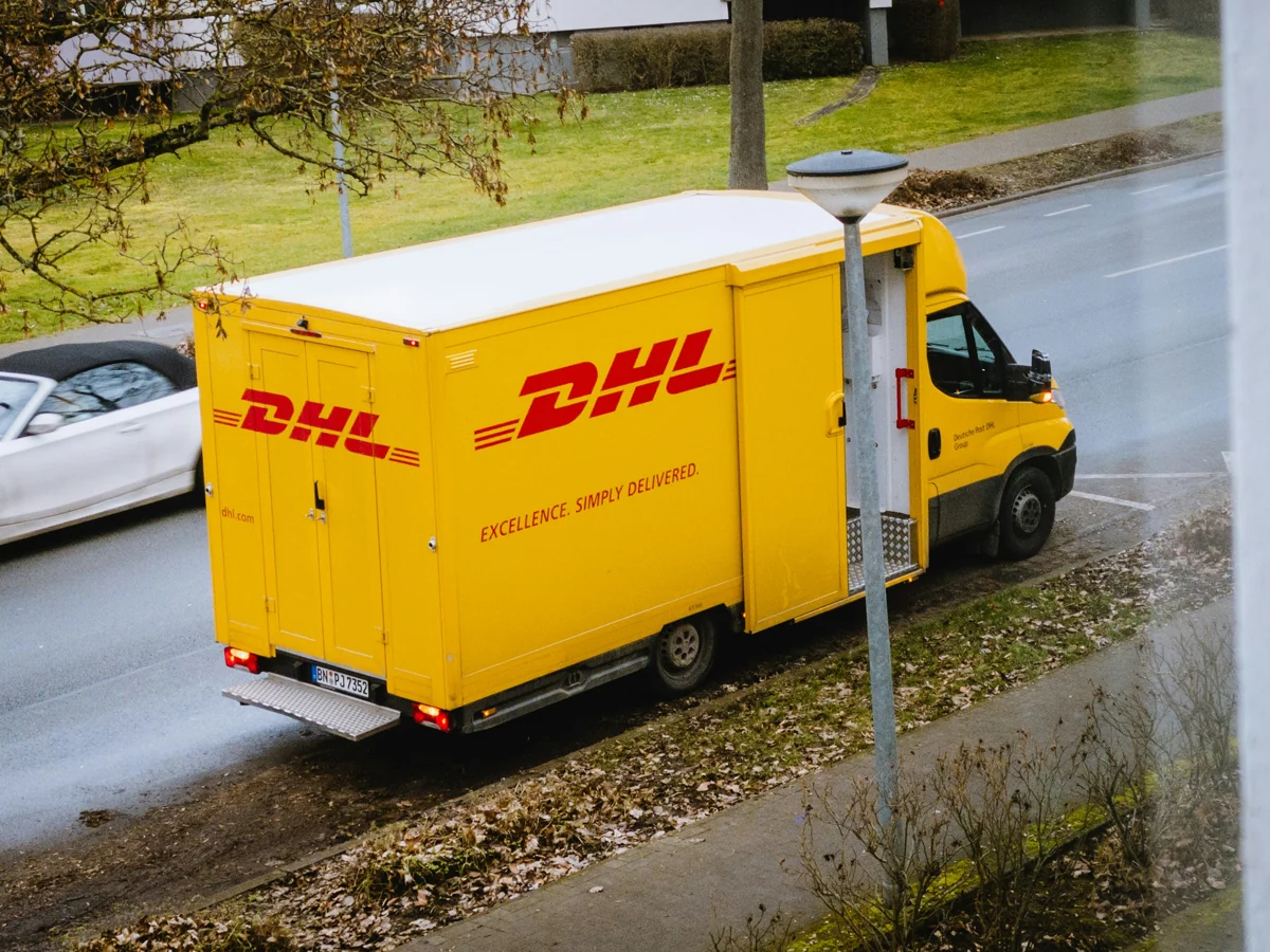 DHL-Fahrzeug im Paketversand